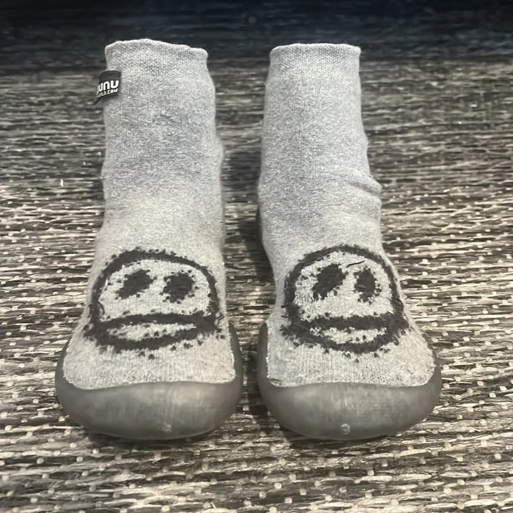 Authentic Nununu happy face sock slippers shoes Sz 10 Euro 28